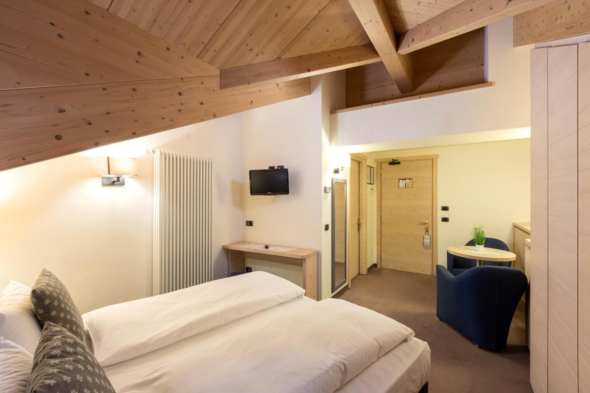Hotel Cardo Isolaccia Esterno foto
