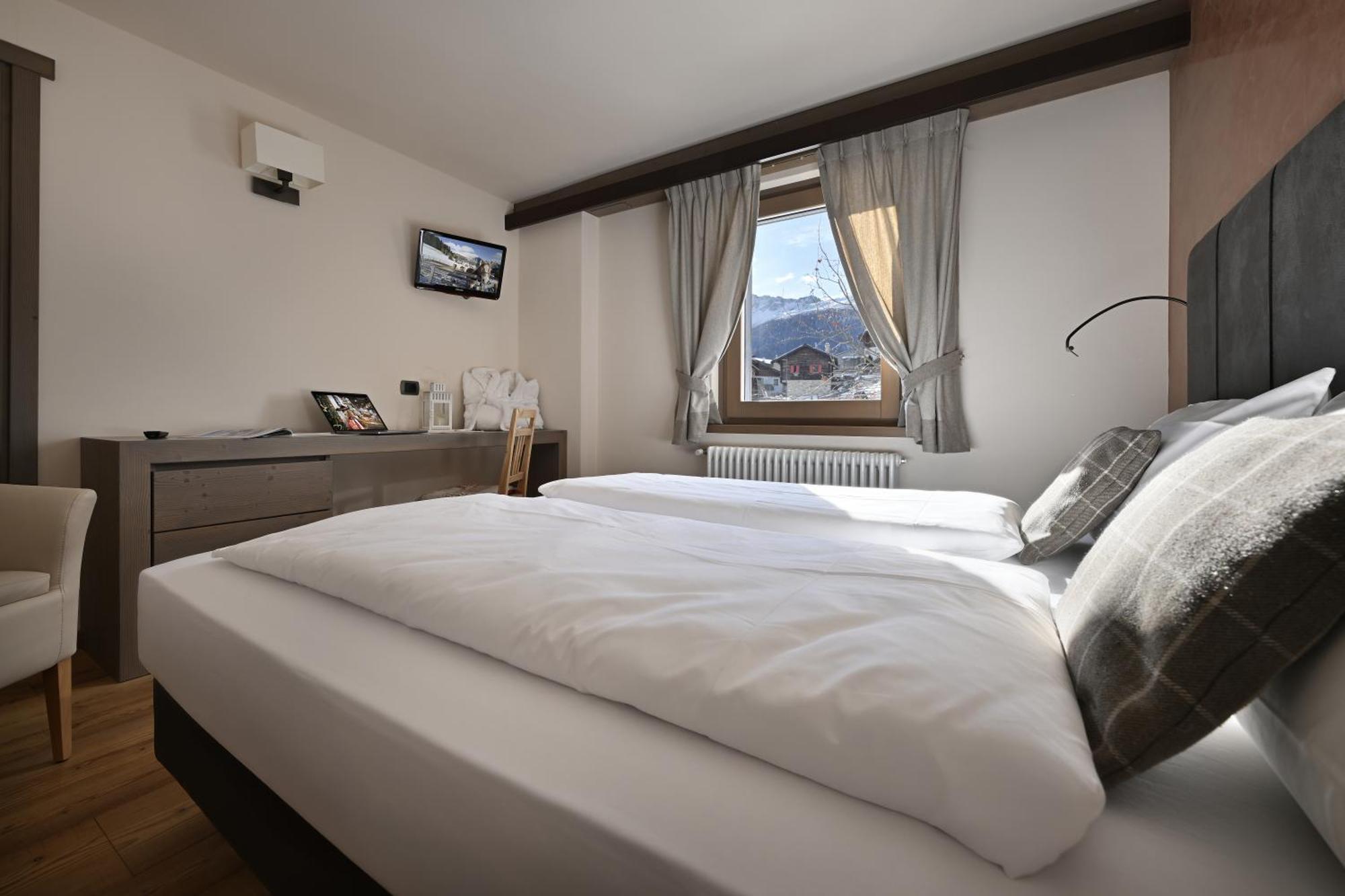 Hotel Cardo Isolaccia Esterno foto